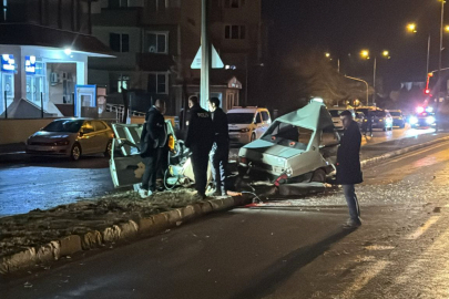 Edirne'de Aydınlatma Direğine Çarpıp İkiye Bölünen Otomobildeki 2 Kişi Ağır Yaralandı