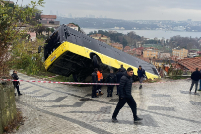 Yokuş Aşağı Kayan İETT Otobüsü Evin Bahçesine Düştü