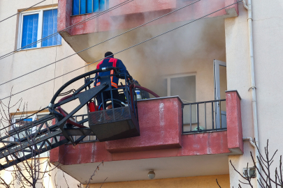 Çakmakla Oynayan Çocuk Yangın Çıkardı, 2 Kişi Dumandan Etkilendi