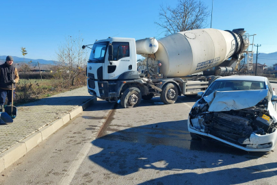 Beton Mikseri ile Otomobil Çarpıştı: 1 Yaralı