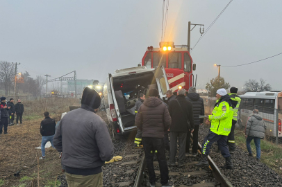 Kırklareli'nde Trenin Çarptığı Servis Minibüsündeki 2 Kişi Yaralandı