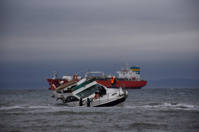 Tekirdağ'da Fırtına Nedeniyle Su Alarak Yan Yatan Teknedeki 2 Kişi Kurtarıldı