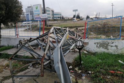 Elektrik Direği Devrildi, Fabrikalara Giden Yol Kapandı