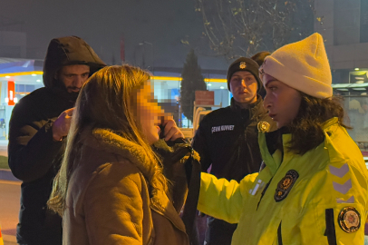 Polisi Görünce Park Ettiği Aracı ve İçindeki Kadını Terk Edip Kaçtı