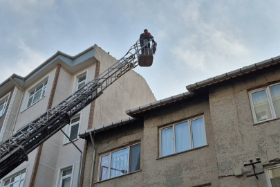 Çatıya Sıkışma İhbarı Ekipleri Alarma Geçirdi: İçeride Kilitli Kalmış