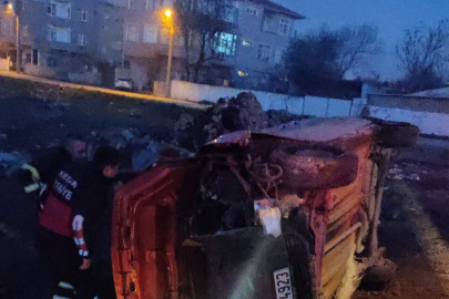 Direğe Çarpıp, Devrilen Otomobilin Ehliyetsiz ve Alkollü Sürücüsü Yaralandı