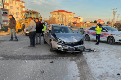 İş Makinesi Taşıyan Kamyon Otomobille Çarpıştı: Kaza Anı Kameraya Yansıdı