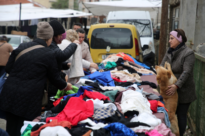 Sokak Hayvanları İçin Pazarda Gönüllü Satış Yapıyorlar