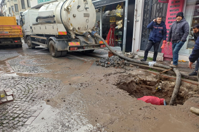 Belediye Ekiplerinden Patlayan Su Borusuna Müdahale