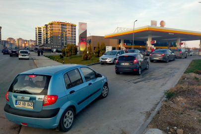 Zamdan Önce Akaryakıt İstasyonlarında Kuyruk