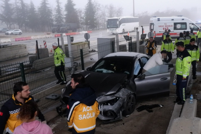 Edirne'de Otomobil Gişelere Çarptı: 3 Yaralı