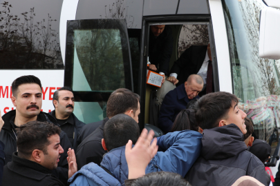 Cumhurbaşkanı Erdoğan Çocuklara Oyuncak Dağıtıp Harçlık Verdi