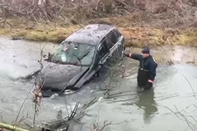 Çanakkale'de Çaya Düşen Otomobildeki 1 Kişi Yaralandı, 1 Kişi Kayboldu