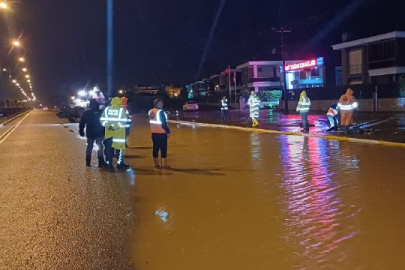 Balıkesir-Çanakkale Kara Yolu Yağış ve Yamaçlardan Akan Su Nedeniyle Kısmen Kapandı