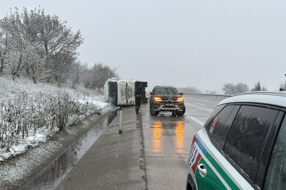 Otoyolda Kereste Yüklü TIR Yan Yattı, Sürücü Yaralandı