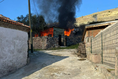 Çanakkale'de Köy Evinde Çıkan Yangın Belediye Ekiplerince Söndürüldü