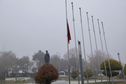 Yas Dolayısıyla Edirne’de Bayraklar Yarıya İndirildi