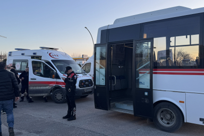 Edirne'de Bariyerlere Çarpan Minibüsteki 2 Yolcu Yaralandı