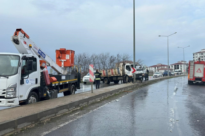 Kamyonet Aydınlatma Direğine Çarptı: 2 Yaralı