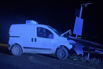 Tekirdağ'da Araç Bariyerlere Çarptı: 2 Yaralı