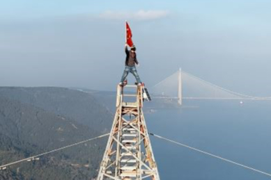 Yangın Faciasında Hayatını Kaybedenler İçin 150 Metre Yükseğe Tırmanıp Türk Bayrağı Açtı