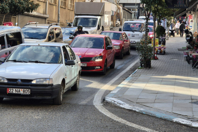 Tekirdağ’da Dar Sokaklarda Trafik Çilesi