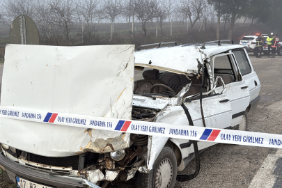 Çanakkale'de Tırın Dorsesine Çarpan Otomobilin Sürücüsü Öldü