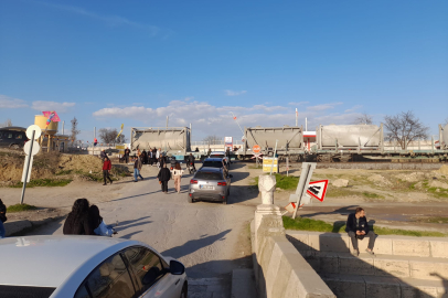 Edirne’de Vagonlar Kurtuldu Yol Kapandı