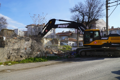 Keşan’da Metruk Binaların Yıkımı Devam Ediyor