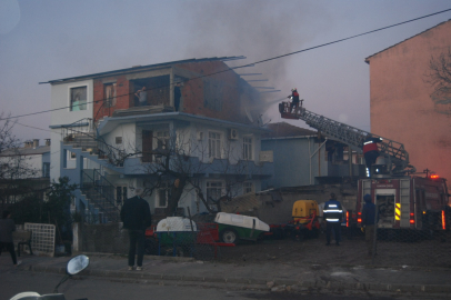 Bayramiç'te Çatı Yangını İtfaiye Ekiplerince Söndürüldü