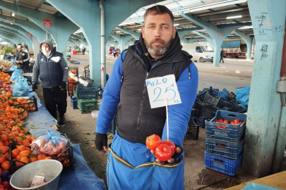 Pazartesi Pazarında Domates Yaz Fiyatından