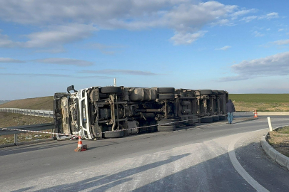 Tekirdağ'da Devrilen TIR'ın Sürücüsü Yaralandı