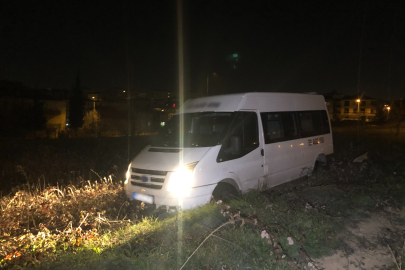 Polisten Kaçan Servis Minibüsü Tarlaya Girdi: 1 Yaralı