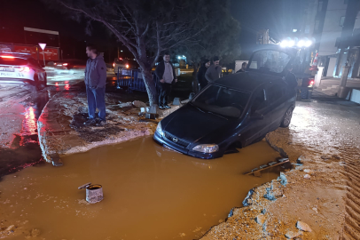 Tekirdağ'da İçme Suyu İsale Hattının Patlamasıyla Oluşan Çukura Otomobil Düştü