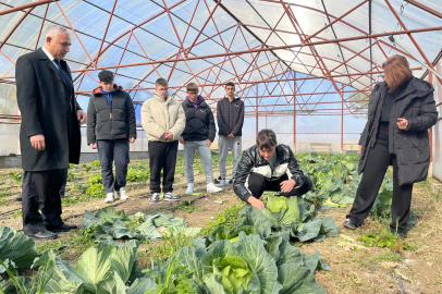 Tekirdağ'da Lise Öğrencileri Okul Bahçesinde Çiftçiliği Öğreniyor