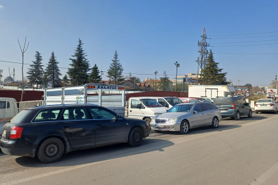 Edirne’deki Cumartesi Pazarı’nda Trafik Keşmekeşi