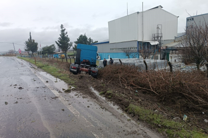 Yoldan Çıkan TIR Kaza Yaptı