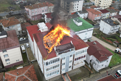 Tekirdağ'da Apartmanın Çatı Katında Çıkan Yangın Söndürüldü