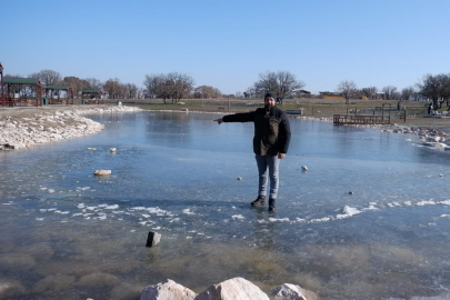 Edirne'de Buz Tutan Gölet Üzerinde Yürünebilir Hale Geldi