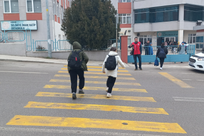 Edirne'de "Okul Polisi" Öğrencilere Güven Verirken Yayalara Yol Vermeyen Araçları da Tespit Etti