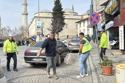 Edirne'de Trafik Akışını Engelleyen Yol Kenarlarındaki Malzemeler Toplandı