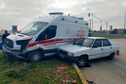 Edirne'de Ambulansla Otomobil Çarpıştı: 2 Yaralı