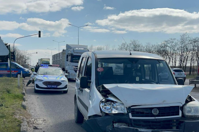 Hafif Ticari Araç, Işıkta Duran Otomobile Çarptı: 2 Yaralı