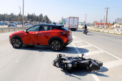 Otomobille Çarpışan Motosikletin Ehliyetsiz ve Kasksız Sürücüsü Ağır Yaralandı