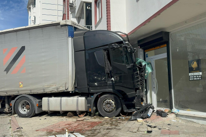 Dükkana Çarpan TIR'ın Şoförü Yaralandı