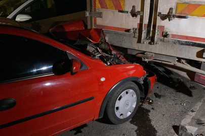 Ehliyetsiz ve Alkollü Sürücü, Kullandığı Otomobille Kamyona Çarptı: 5 Yaralı