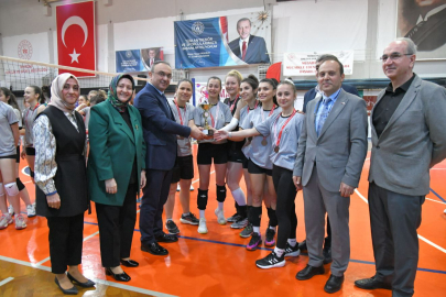 Vali Soytürk, Kadınlar Günü Voleybol Turnuvası Ödül Töreni’ne Katıldı