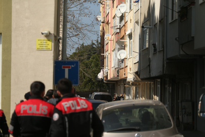 Tüfekle Balkona Çıkan Şüpheli, Kendisini İkna Etmeye Çalışan Kişiyi Vurdu