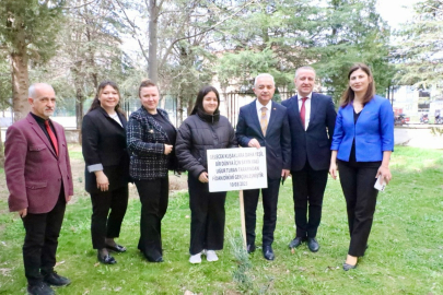 Vali Turan, Okul Bahçesine Fidan Dikimi Gerçekleştirildi