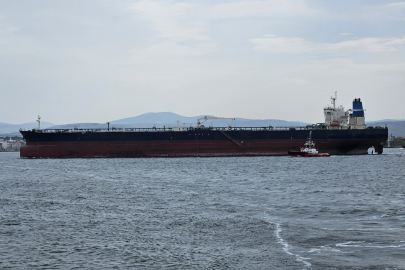 Tersane Bakımına Götürülen Tanker Çanakkale Boğazı'ndan Geçirildi